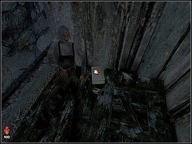 W przybudówce po prawej stronie kaplicy (patrząc od strony uchylonej bramy) siedzi pijany mężczyzna - [Solucja] Górna część cmentarza | Bloodline Uśpione zło - Bloodline: Uśpione zło - poradnik do gry