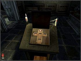 Gdy jeszcze raz klikniemy na Biblii zauważymy przycisk pod modlitewnikiem gdy go naciśniemy objawi nam się krzyż z pięcioma kwadratowymi wyżłobieniami - [Solucja] Górna część cmentarza | Bloodline Uśpione zło - Bloodline: Uśpione zło - poradnik do gry