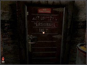 Przy beczce i palecie na pierwszym obrazku skręcamy w prawo i dochodzimy do masywnych drzwi dla personelu - [Solucja] Laboratorium cz.2 | Bloodline Uśpione zło - Bloodline: Uśpione zło - poradnik do gry