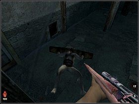 Zombie w dybach wyważa drzwi i atakuje nas - [Solucja] Strych | Bloodline Uśpione zło - Bloodline: Uśpione zło - poradnik do gry