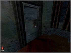 Idąc śladami krwi na podłodze teoretycznie dojdziemy do kuchni, ale za pierwszymi drzwiami zaatakuje nas potwór, a drzwi od kuchni i tak będą zamknięte od wewnątrz, możemy więc sobie oszczędzić tej wątpliwej przyjemności - [Solucja] Prawe skrzydło - parter | Bloodline Uśpione zło - Bloodline: Uśpione zło - poradnik do gry