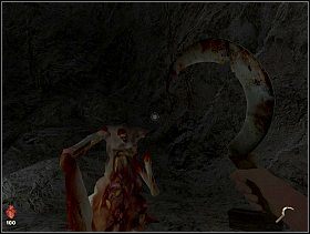 Niedaleko wejścia znajdujemy konserwę, obchodzimy jaskinię aż znajdziemy plującego potwora - to jedyny wróg w tej lokacji, gdy go zabijemy wracamy w pobliże rusztowania - [Solucja] Jaskinia | Bloodline Uśpione zło - Bloodline: Uśpione zło - poradnik do gry