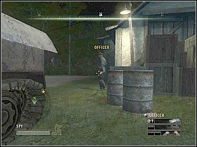 Dzięki temu bez żadnych podejrzeń zabijesz szeregowego oraz oficera w szopie z prawej [1] - Misja 3 - A Traitor? | Solucja Commandos Strike Force - Commandos: Strike Force - poradnik do gry
