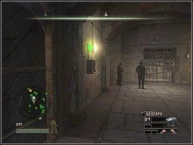 Wróć do holu, gdzie zniszczyłeś pierwszy alarm i zaczai się na dwóch gestapowców [1] - Misja 10 - The Wolfs Den | Solucja Commandos Strike Force - Commandos: Strike Force - poradnik do gry