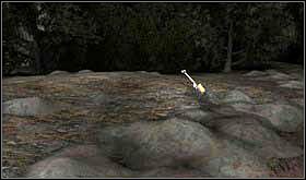 W takim razie czas trochę pokopać. Udaj się na piaszczystą drogę prowadzącą do kaplicy. Pamiętasz zdjęcie schowane przez Evę Mariani? Zauważ, gdzie pada cień wieży i zacznij kopać obok. - PONIEDZIAŁEK 14 PAŹDZIERNIKA cz.5 | Scratches - Scratches - poradnik do gry