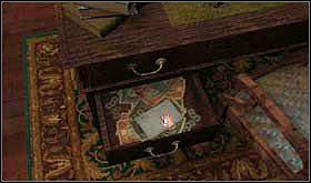 jednak szuflady po lewej stronie stoją przed Tobą otworem: w drugiej od góry znajdziesz pustą kopertę, a w trzeciej od góry - narzędzie. - Poradnik do gry - SOBOTA 12 PAŹDZIERNIKA cz.1 | Scratches - Scratches - poradnik do gry