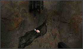 Teraz skieruj się na spiralne schody prowadzące do wieży i wejdź do góry. Zauważ duże pęknięcie w ścianie, a nad nim starą i zardzewiałą lampę. - SOBOTA 12 PAŹDZIERNIKA cz.4 | Scratches - Scratches - poradnik do gry