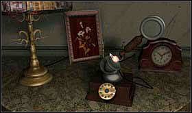 No cóż, dom zwiedzony. Czas zatem zadzwonić do Jerryego i poinformować go o braku światła. Zejdź na dół do przedpokoju. Podejdź do telefonu, podnieś słuchawkę i wykręć numer do Jerryego. Dowiesz się, że Jerry już zawiadomił elektryka, który niebawem powinien pojawić się u Ciebie. Po rozmowie z Jerrym nie zaszkodzi zadzwonić do Barbary. - SOBOTA 12 PAŹDZIERNIKA cz.4 | Scratches - Scratches - poradnik do gry