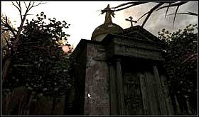 Idź do kuchni i wyjdź na zewnątrz budynku. Kieruj się tak, jak prowadzi Cię droga, a po chwili dojdziesz do krypty. Niestety, drzwi są zadrutowane. - SOBOTA 12 PAŹDZIERNIKA cz.4 | Scratches - Scratches - poradnik do gry