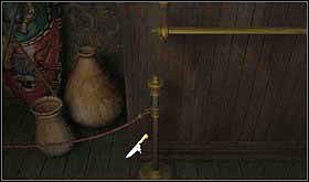 Zejdź do galerii. Podejdź do witryny z ciosami słonia i spójrz na dół. Zauważysz jakiś panel - jest zablokowany. Zatem wyjmij nóż i podważ go. - NIEDZIELA 13 PAŹDZIERNIKA cz.3 | Scratches - Scratches - poradnik do gry