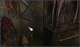 Gablota przesunie się, a za nią Twoim oczom ukażą się drewniane, zabite deskami drzwi. - NIEDZIELA 13 PAŹDZIERNIKA cz.3 | Scratches - Scratches - poradnik do gry