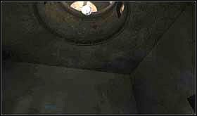 Teraz wróć do krypty. W ekwipunku połącz lustro z drutem i spróbuj je zawiesić na kandelabrze tuż wiszącym tuż nad schodami. Pomysł dobry, jednak to wciąż za mało światła. Spójrz na znajdującą się w suficie kopułę. Wyjmij kamień i rzuć nim w kopułę. Uuu, ale cel :-D. - PONIEDZIAŁEK 14 PAŹDZIERNIKA cz.2 | Scratches - Scratches - poradnik do gry