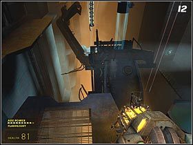 Na końcu trasy skocz na platformę znajdującą się niżej (#12) i natychmiast przesuń się na pochyły element konstrukcji, gdyż grunt zapadnie Ci się pod nogami - Poradnik do gry - Undue Alarm cz.1 | Half-Life 2 Episode One - Half-Life 2: Episode One - poradnik do gry