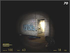 W końcu dotrzesz do małego pomieszczenia (#68), w którym zlokalizowana jest skrzynka z bezpiecznikami (#69) - Lowlife cz.2 | Half-Life 2 Episode One - Half-Life 2: Episode One - poradnik do gry
