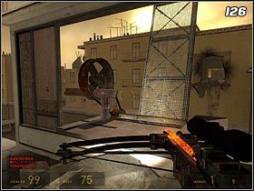 Łom będziesz mógł wykorzystać już za moment, do zniszczenia deski blokującej dalszą drogę (#125) - Urban Flight cz.4 | Half-Life 2 Episode One - Half-Life 2: Episode One - poradnik do gry