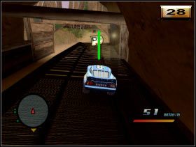 Wyprowadzając naszego chojraka na prostą rozglądaj się za kolejnymi torami, z tym że teraz znajdować się one będą w powietrzu, do czego potrzebny oczywiście jest owocny skok (27) - [Minigry] Pościg za Pocztówkami Gieni - Przełęcz Stabilizatorów | Auta - Auta - poradnik do gry