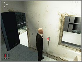Stań w miejscu pokazanym na screenie i poczekaj, aż strażnik podejdzie do automatu z napojami i wkradnij się do jego pokoju, po czym użyj przycisku na ścianie, by wyłączyć lasery blokujące przejście - 7 - You Better Watch Out | Solucja Hitman Krwawa Forsa - Hitman: Krwawa Forsa - poradnik do gry