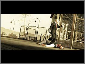 Wejdź na górę i podejdź do bramy wejściowej - ujrzysz cut-scenkę, w której 47 rozprawi się ze strażnikiem - 1 - Death of a Showman | Solucja Hitman Krwawa Forsa - Hitman: Krwawa Forsa - poradnik do gry