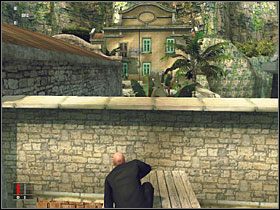 Pobiegnij wzdłuż muru niemal do samego końca i otwórz znajdujące się tam drzwi - 2 - A Vintage Year | Solucja Hitman Krwawa Forsa - Hitman: Krwawa Forsa - poradnik do gry