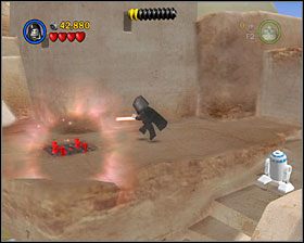 Na dachu jednego z budynków po prawej stronie uliczki jest krata, której użyć może Mroczny Jedi - Episode IV - Mos Eisley Spaceport | Freeplay Mode - LEGO Star Wars II: The Original Trilogy - poradnik do gry