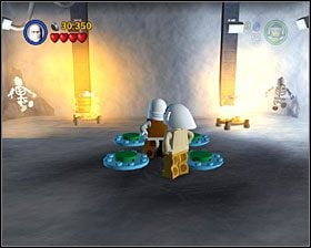 W pomieszczeniu, w którym w Story Mode znalazłeś 3PO, użyj Detonatorów któregoś z Łowców Nagród by zniszczyć dwa metalowe urządzenia, a z ich pozostałości zmontuj grzejniki, które włącz strzałami z blastera - Episode V - Escape from Echo Base | Freeplay Mode - LEGO Star Wars II: The Original Trilogy - poradnik do gry
