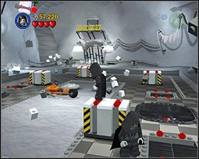 Jedną z ruchomych skrzyń ustaw w miejscu pokazanym na screenie i jako Jedi skocz, by zgarnąć Minikit po lewej - Episode V - Escape from Echo Base | Freeplay Mode - LEGO Star Wars II: The Original Trilogy - poradnik do gry