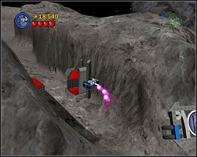 Przeleć przez bramę dla TIE Fighterów na początku drugiej sekcji poziomu, po czym używając Snowspeedera przeholuj dwie bomby na czerwone znaczniki - Episode V - Falcon Flight | Freeplay Mode - LEGO Star Wars II: The Original Trilogy - poradnik do gry