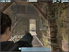 Gdy tylko wejdziesz do środka radziłbym się ponownie wycofać, gdyż jeden z przeciwników zrzuci w to miejsce wybuchową beczkę (#1) - [Prolog] Etap 2/2 cz.2 | El Matador - El Matador - poradnik do gry