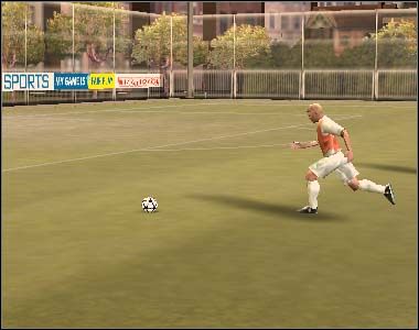 Spowolniamy tempo gry, naciskając [C] - Drybling | Poruszanie się po boisku FIFA 07 - FIFA 07 - poradnik do gry