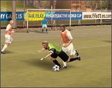 Drugi to zwykły wślizg - Obrona i faule | Poruszanie się po boisku FIFA 07 - FIFA 07 - poradnik do gry