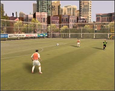 Możliwe jest również przepuszczenie piłki między nogami podczas podania - Podania | Poruszanie się po boisku FIFA 07 - FIFA 07 - poradnik do gry