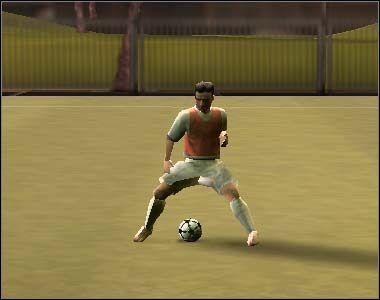 Jeżeli naciśniemy [Z] w takiej samej sytuacji jak powyżej, piłkarz wykona markowanie przyjęcia podania - Podania | Poruszanie się po boisku FIFA 07 - FIFA 07 - poradnik do gry