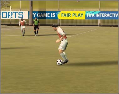 Naciskając klawisz [Q] wydajemy komendę biegu w stronę bramki przeciwnika - Podania | Poruszanie się po boisku FIFA 07 - FIFA 07 - poradnik do gry
