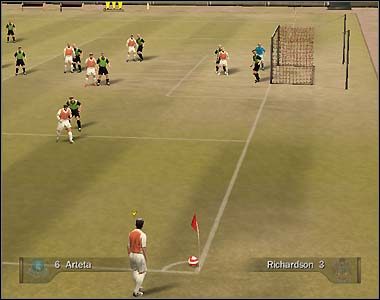 W przypadku, kiedy chcemy dośrodkować piłkę, trzeba również uważać jak mocno chcemy kopnąć łaciatą - Rzuty rożne | Stałe fragmenty gry FIFA 07 - FIFA 07 - poradnik do gry