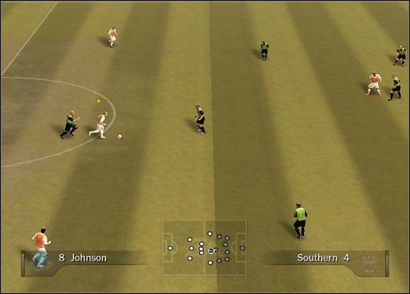 Pomocnik zaczyna biec środkiem pola w stronę bramki rywala - Podania prostopadłe | Taktyka FIFA 07 - FIFA 07 - poradnik do gry