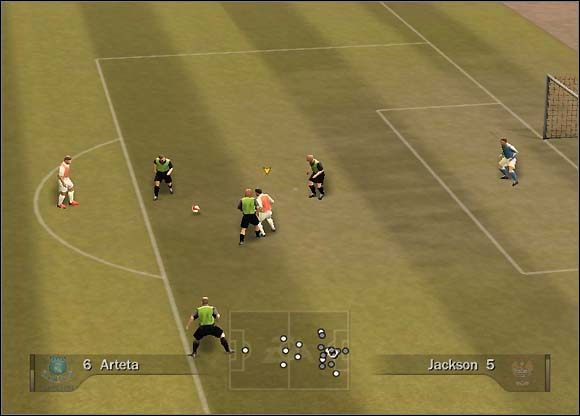 Po wykonaniu tego podania, napastnik przy piłce rozpoczyna swój bieg do bramki - Podania prostopadłe | Taktyka FIFA 07 - FIFA 07 - poradnik do gry