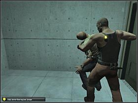 Zneutralizowanego strażnika możesz przenieść do środkowej części tego korytarza, ale nie jest to wymagane - Kansas - Ellsworth Penitentiary (2) | Misja 2 w Splinter Cell Double Agent - Tom Clancys Splinter Cell: Double Agent - poradnik do gry