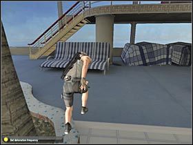 Gdy tylko dotrzesz do schodów, zacznij błyskawicznie przemieszczać się na wyższy balkonik (#1) - Cozumel - Cruise Ship (1) | Misja 7.2 w Splinter Cell Double Agent - Tom Clancys Splinter Cell: Double Agent - poradnik do gry