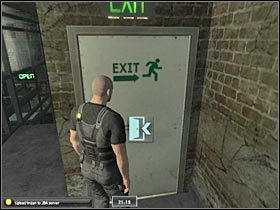 Otwórz właz i zacznij wracać się do centralnego pomieszczenia kompleksu (#1) - NYC - JBA HQ - Part 1 (2) | Misja 3 w Splinter Cell Double Agent - Tom Clancys Splinter Cell: Double Agent - poradnik do gry