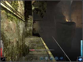 Prosto, tak szybko, jak to tylko możliwe i blisko mur. Pierwsze skrzynki muszę przeskoczyć, a skrzynię z emblematem smoka rozbić i ostro skręcić w lewo, chowając się za gzymsem, po prawej. - Fire in the Blood (4) | Rozdział 7 | Dark Messiah of Might and Magic - Dark Messiah of Might and Magic - poradnik do gry