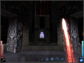 Za niskim murkiem czeluść wysłana zielonkawą pajęczyną, droga wiedzie dookoła. W oddali rozjaśnione światłem pomieszczenie. Idę w lewo. - In the House of Ashes (6) | Rozdział 8 | Dark Messiah of Might and Magic - Dark Messiah of Might and Magic - poradnik do gry