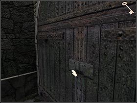 Na ziemi powinieneś odnaleźć plakietkę (Label), której warto byłoby przyjrzeć się w inwentarzu (#1) - The Thames - Urząd celny | Rozdział 2 Sherlock Holmes Przebudzenie - Sherlock Holmes: Przebudzenie - poradnik do gry