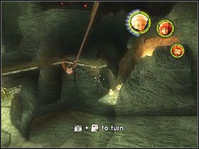 Tym razem jednak nie skacz z pierwszej liny w kierunku metalowych uchwytów, tylko przeskocz na kolejny sznur, a dopiero z niego na uchwyty w ścianie - [ETAP XI] Under the house cz.5 | Artur i Minimki - Artur i Minimki - poradnik do gry