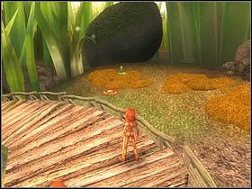 Przejdź drewnianą kładką do jej końca i przeskakując barierkę, zeskocz w pobliże pomarańczowego guzika - [ETAP VI] The Battle of the Station cz.1 | Artur i Minimki - Artur i Minimki - poradnik do gry