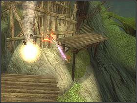 Przebiegnij nim do miejsca, w którym wcześniej rozpocząłeś ucieczkę przed spadającym domem i strzelając, niszcz drewniane zapory (uważaj na gęsto spadające bomby) - [ETAP III] Betameche in danger cz.4 | Artur i Minimki - Artur i Minimki - poradnik do gry