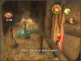 W jej wnętrzu znajduje się guzik, lecz ten nie otwiera drzwi, ale odblokowuje wcześniej pominięte zapadnie (prosiłem o zapamiętanie ich położenia, gdyż teraz musisz do nich wrócić) - [ETAP II] Attack of the Henchmen cz.2 | Artur i Minimki - Artur i Minimki - poradnik do gry