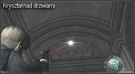 Miń niewielki odcinek holu, wejdź po schodach i, przed skorzystaniem z drzwi wyjściowych, strąć zaczepiony nad nimi drogocenny kamień - Castle (3-2) - zewnętrzny balkon | Solucja Resident Evil 4 - Resident Evil 4 - PC - poradnik do gry