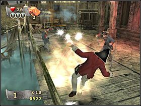 Po wygranym pojedynku będziesz mógł od razu skierować się w lewo (#1), gdyż nie odnajdziesz tu żadnych innych skrzyń - Misja 8 - Singapore (3) | Solucja Piraci z Karaibów Na Krańcu Świata - Piraci z Karaibów: Na Krańcu Świata - poradnik do gry