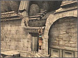 Podejdź do sterty kamieni i pogruchotanych kolumn tuż przy murze areny, wejdź na nie i wybij się w stronę muru okalającego arenę - 07. Koloseum (1) | Grecja w Tomb Raider Anniversary - Tomb Raider: Anniversary - poradnik do gry