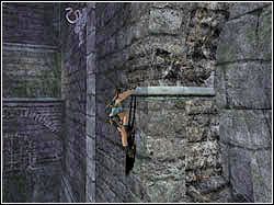 Przejdź występem za kolejny załom i ponownie wybij się wzdłuż ściany, łapiąc linką obręcz nad twoją tobą - 09. Grobowiec Tihocana (1) | Grecja w Tomb Raider Anniversary - Tomb Raider: Anniversary - poradnik do gry